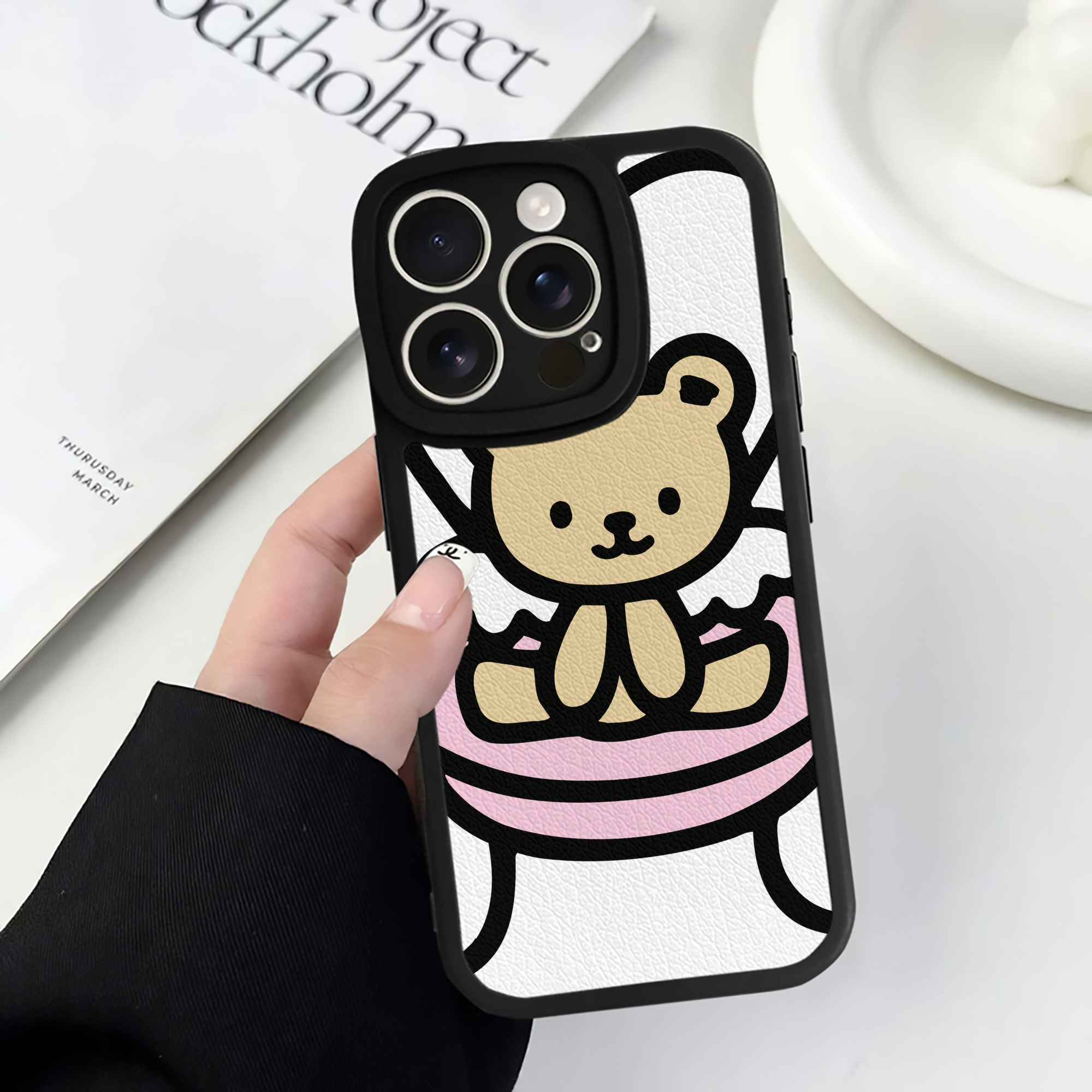 （画像用） Hello Kitty ハローキティ 【iPhone 16シリーズ対応】シリコンスマホケース（レザー調） 材質：シリコン